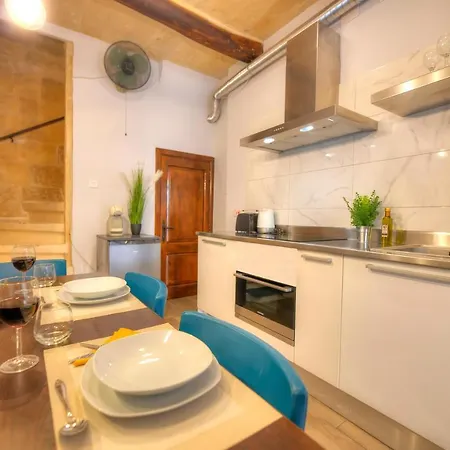Romantic And Historical Maisonette In The Center Of Mbal1-1 بيت للعطل *