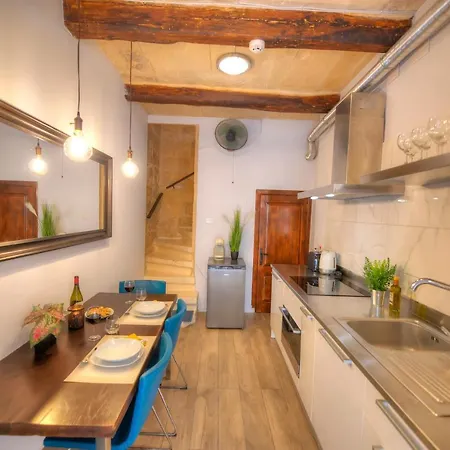 Romantic And Historical Maisonette In The Center Of Mbal1-1 بيت للعطل *