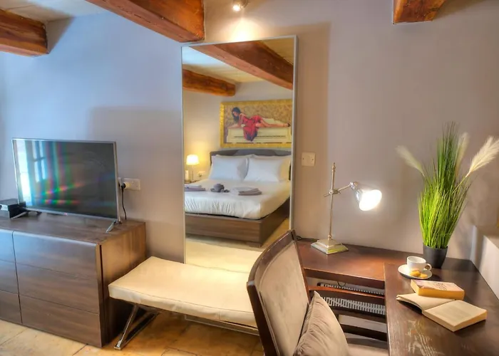 Case de vacanță Romantic And Historical Maisonette In The Center Of Mbal1-1 Valletta